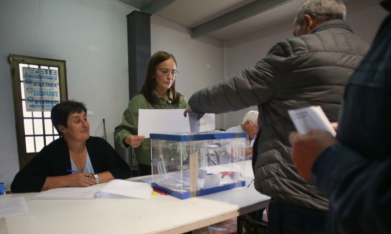 Imagen de recurso de un ciudadano ejerciendo derecho a voto en una mesa electoral. EP