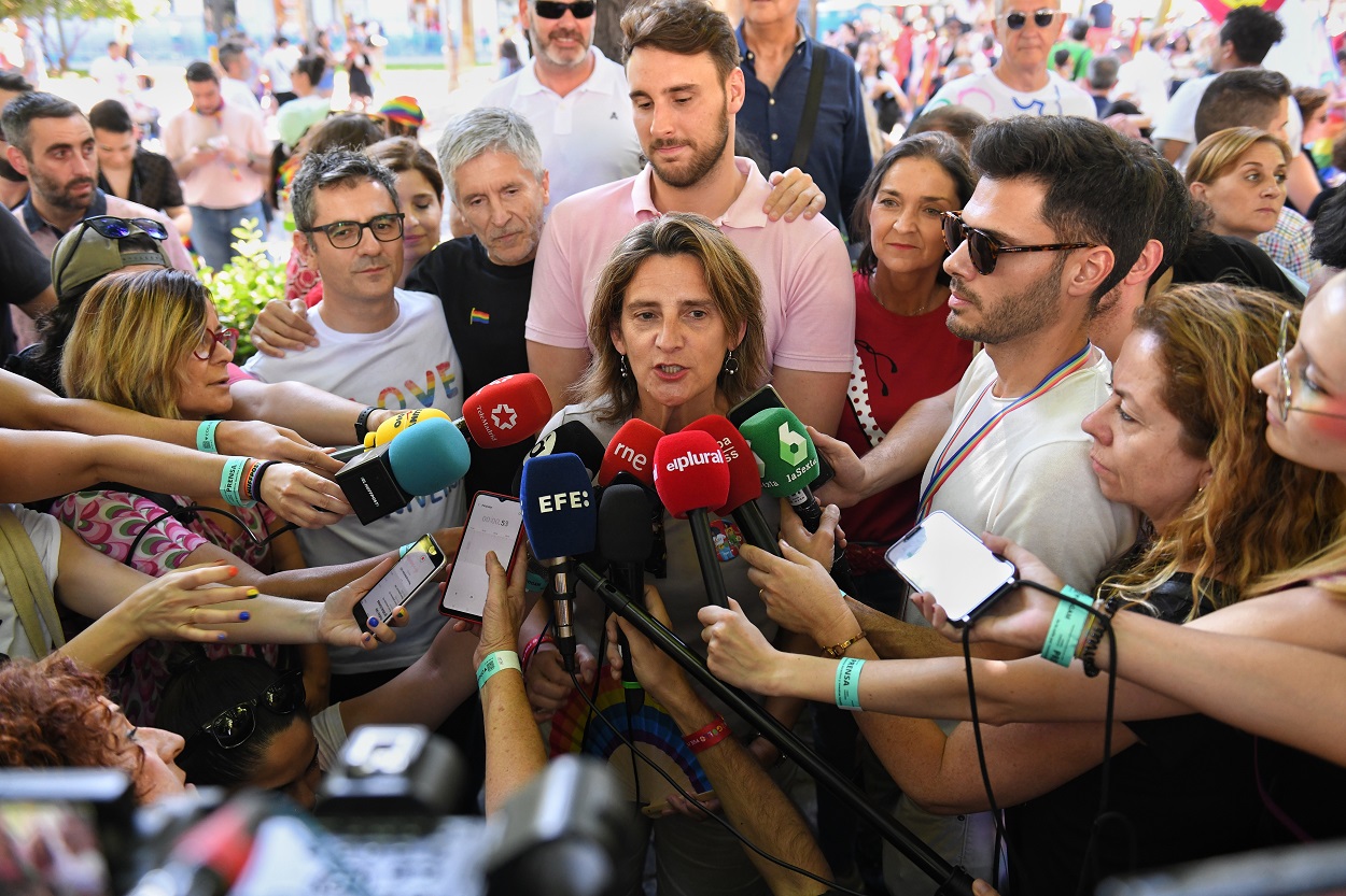 La vicepresidenta tercera y ministra para la Transición Ecológica y Reto Demográfico, Teresa Ribera, ofrece declaraciones a los medios durante la manifestación del Orgullo LGTBI+ 2023