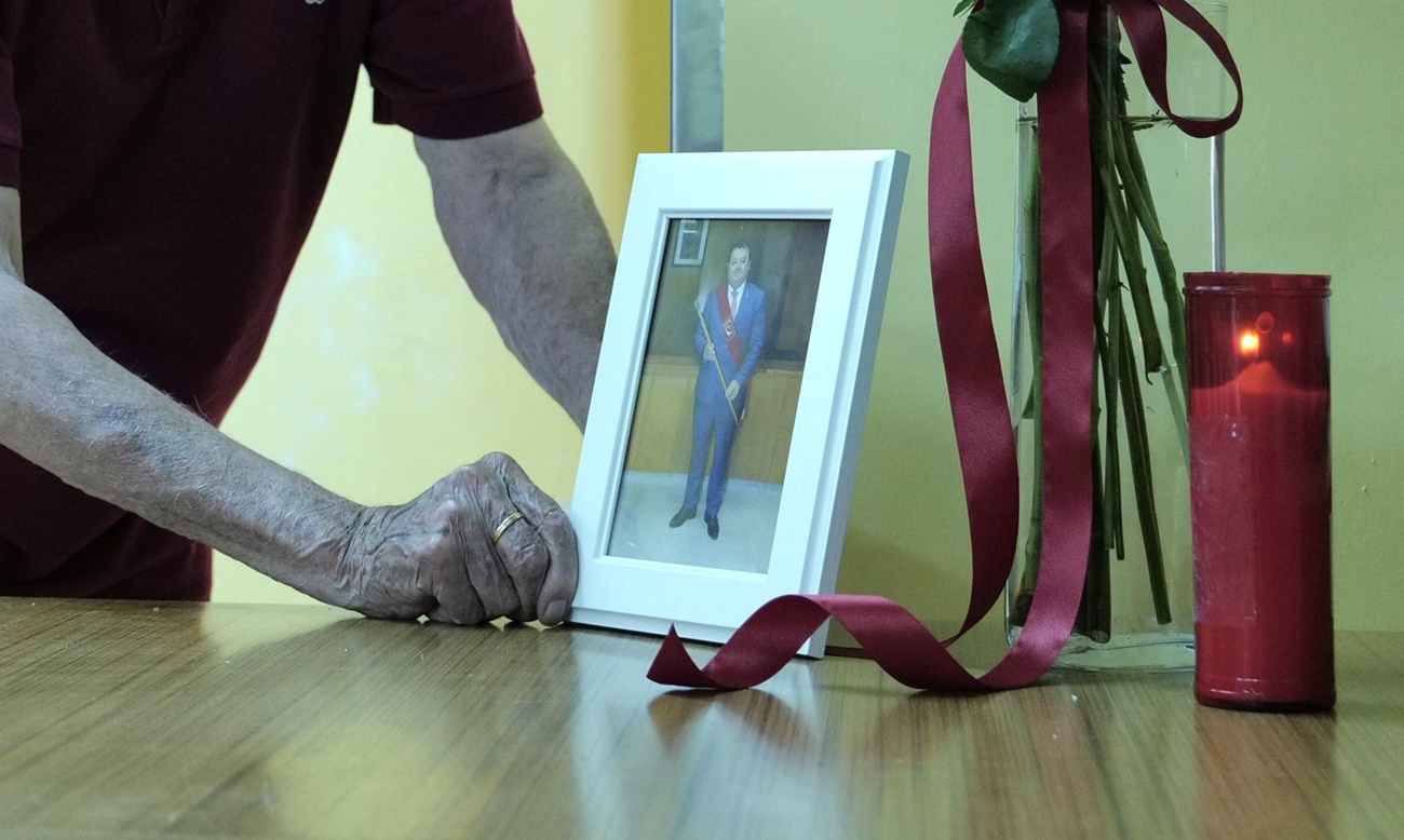 Un hombre coloca la fotografía de Luis Zubieta, fallecido tras ser atropellado mientras circulaba en bicicleta