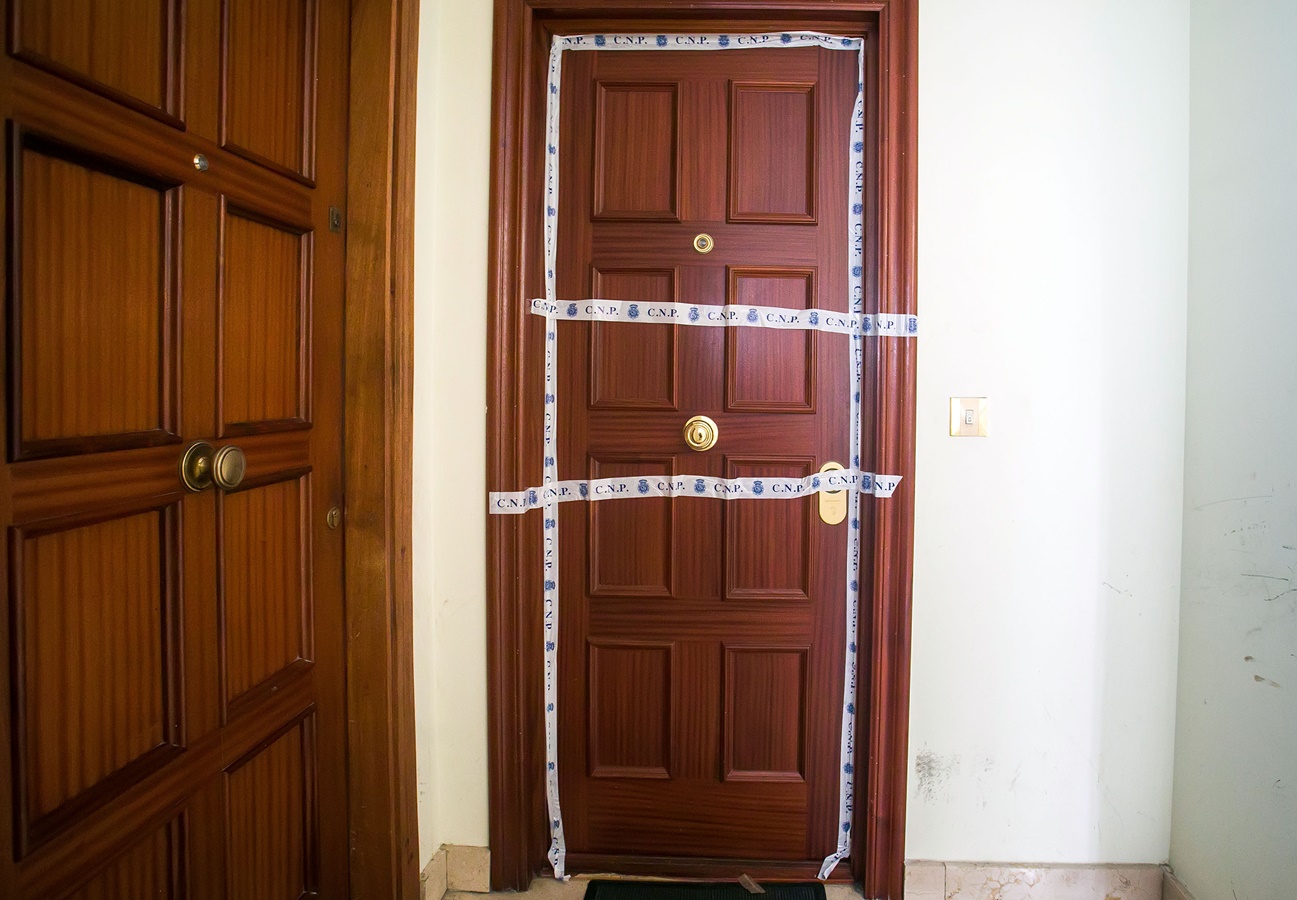 Puerta de la vivienda dónde ha tenido lugar el crimen machista, a 2 de julio de 2023, en Burgos. (Foto: EP)