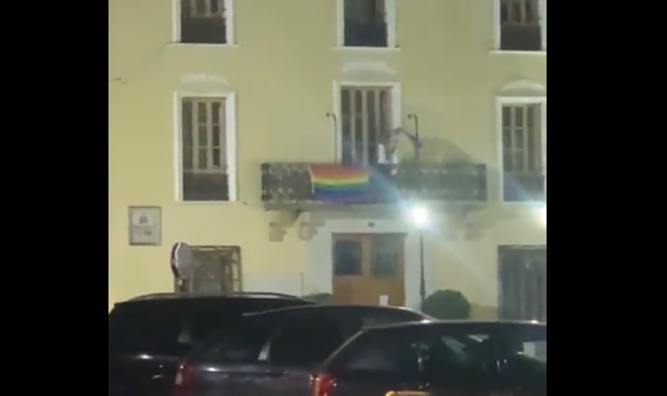 Un instante del vídeo en el que se ve cómo arrancan la bandera LGTBI de un ayuntamiento valenciano. 
