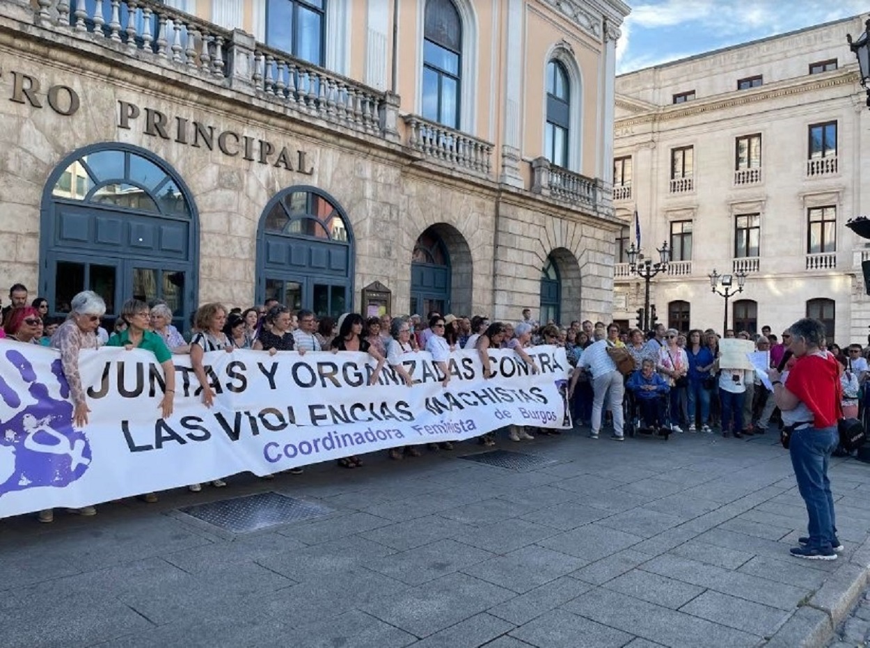 Concentración por la muerte de una joven de 20 años por violencia de género en Burgos. EP