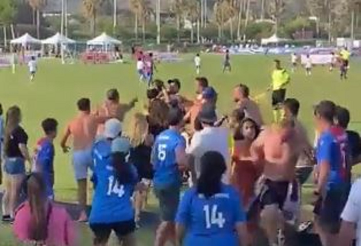 Fotograma en el que el progenitor ataca a un padre durante un torneo de fútbol. Twitter