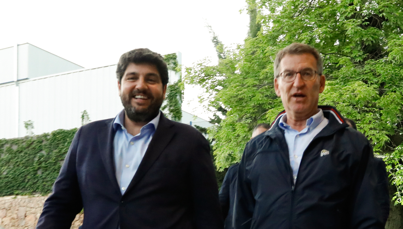 (I D) El presidente del PP en la Región de Murcia, Fernando López Miras, el presidente del Partido Popular, Alberto Núñez Feijóo. EP