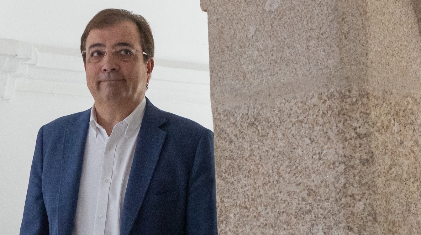 Guillermo Fernández Vara baja las escaleras del despacho de la presidenta de la Asamblea. EP