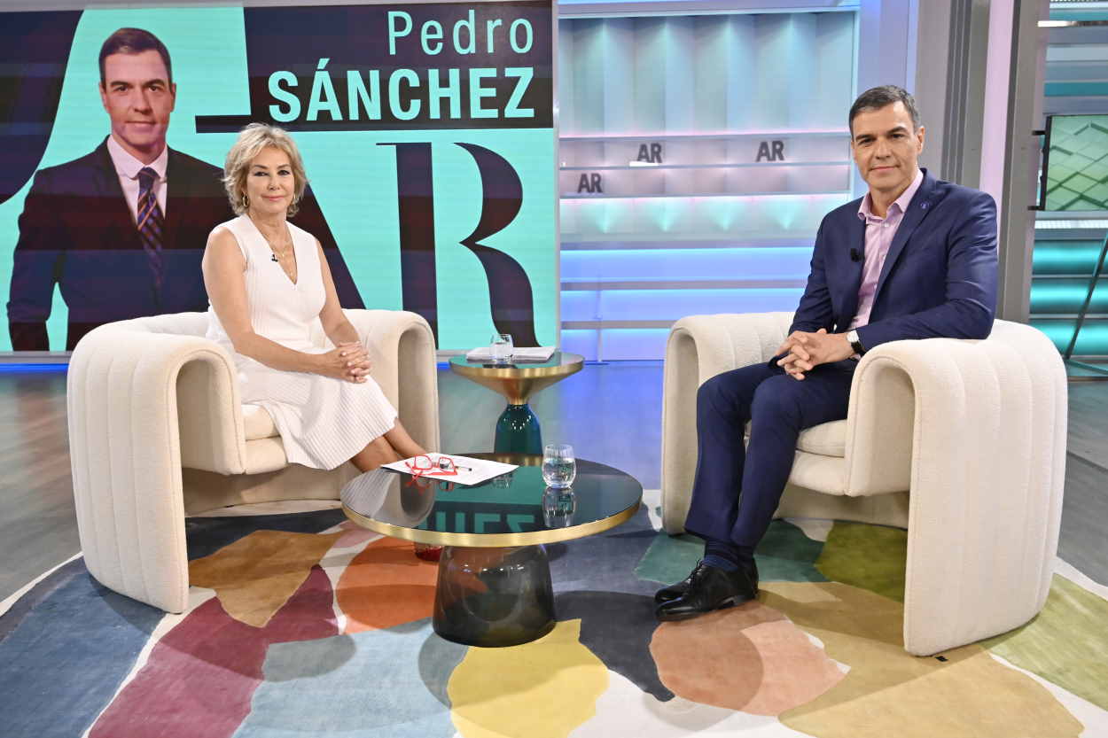 El presidente del Gobierno, Pedro Sánchez, antes de su entrevista con Ana Rosa Quintana en Telecinco. Mediaset.