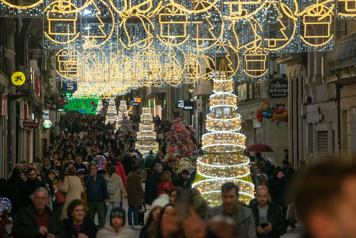 Miles de personas se dan cita en las calles de Vigo Navidad tras Navidad (Foto: Europa Press).