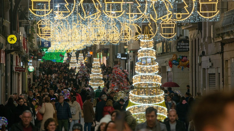 Miles de personas se dan cita en las calles de Vigo Navidad tras Navidad (Foto: Europa Press).