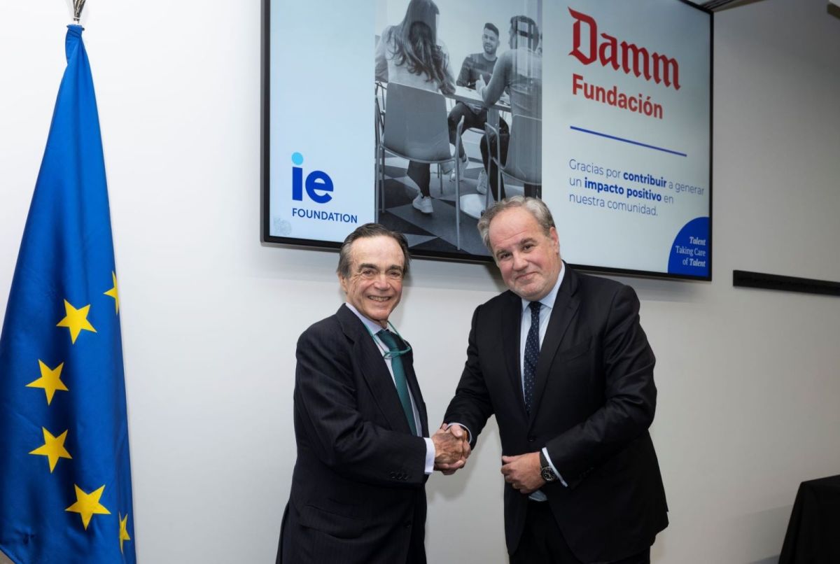 El fundador de IE University y presidente de la Fundación IE, Diego del Alcázar Silvela, y Demetrio Carceller, presidente ejecutivo de Damm