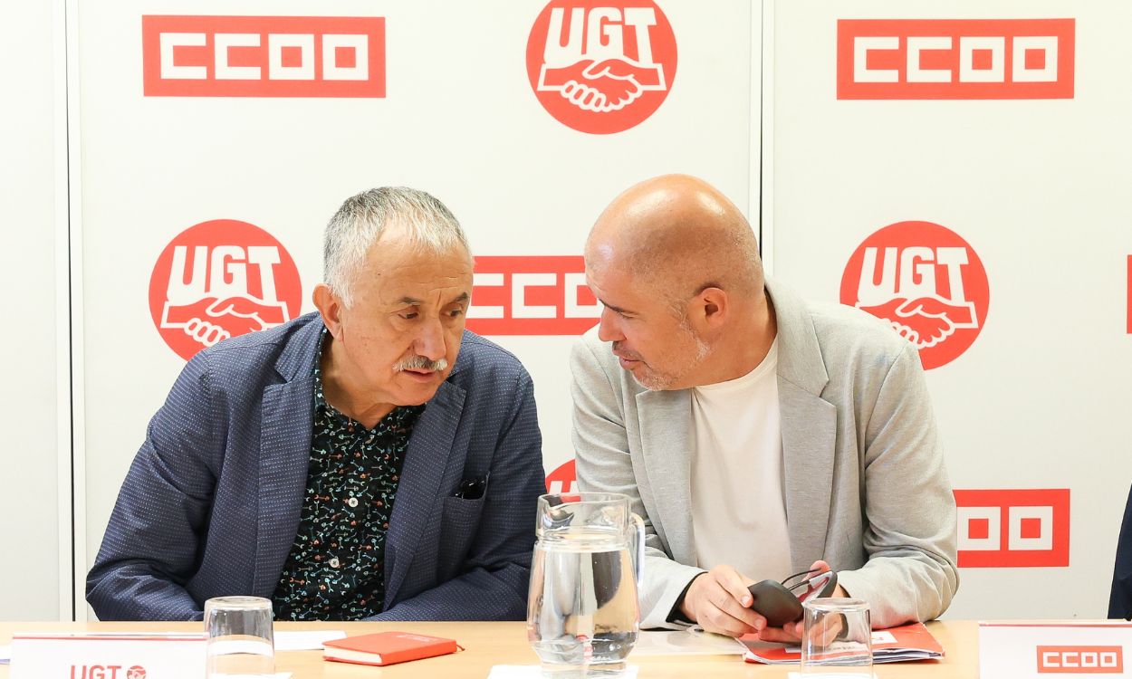 Los secretarios generales de CCOO y UGT, Unai Sordo (d) y Pepe Álvarez (i), durante una rueda de prensa, a 7 de junio de 2023, en Madrid (España). 