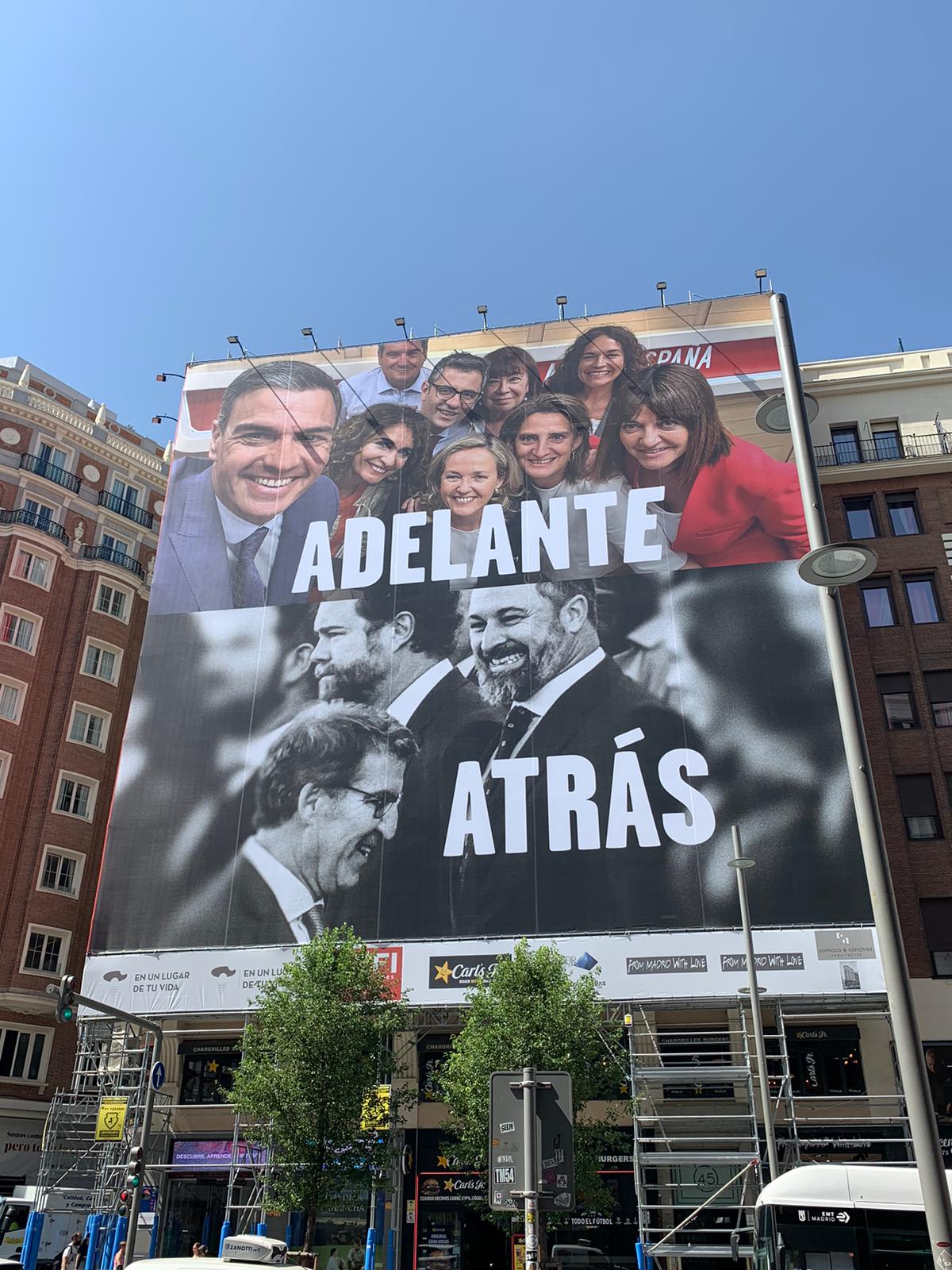 El PSOE despliega una enorme lona con dardo al PP y Vox