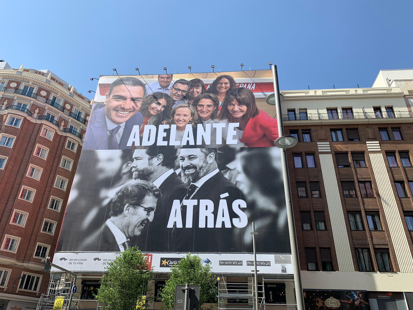 El PSOE despliega una enorme lona con dardo al PP y Vox