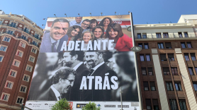 El PSOE despliega una enorme lona con dardo al PP y Vox