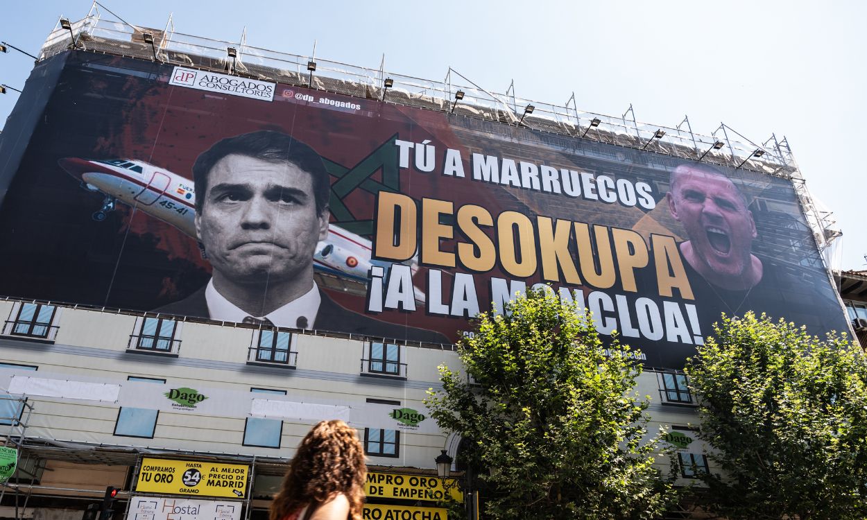 La plataforma Desokupa despliega una lona en Atocha contra el presidente del Gobierno, a 3 de julio de 2023, en Madrid (España).