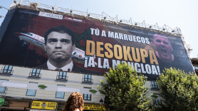La plataforma Desokupa despliega una lona en Atocha contra el presidente del Gobierno, a 3 de julio de 2023, en Madrid (España).