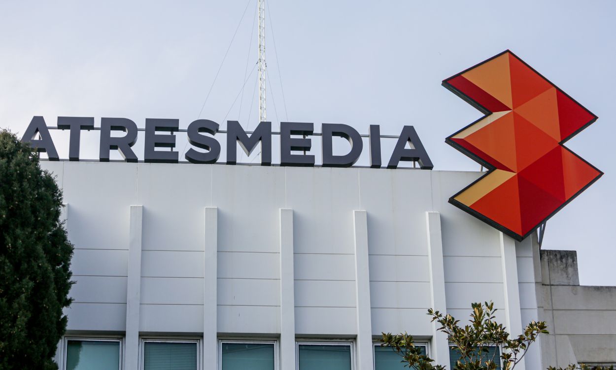 Letras y logo de Atresmedia en lo alto de la sede del grupo de comunicación Atresmedia en San Sebastián de los Reyes, en Madrid. EP