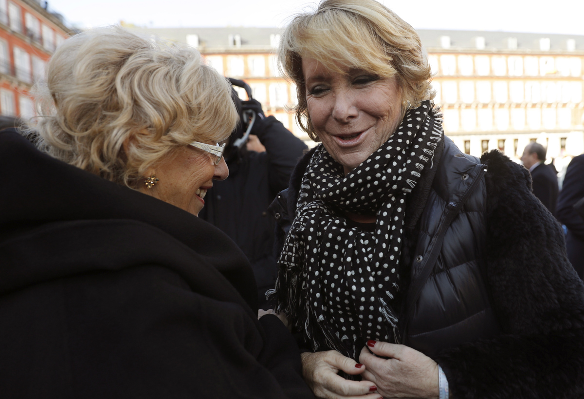 Manuela Carmena conversa con Esperanza Aguirre en la misa en honor a la Virgen de la Almudena