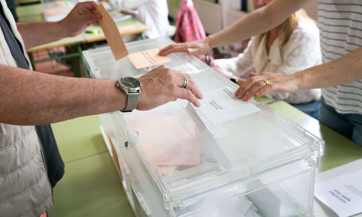 Un ciudadano deposita su voto en una urna electoral