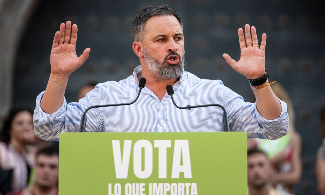 El líder de Vox y candidato a presidir el Gobierno, Santiago Abascal, interviene durante un acto de campaña electoral en la Plaza de la Justicia de Zaragoza
