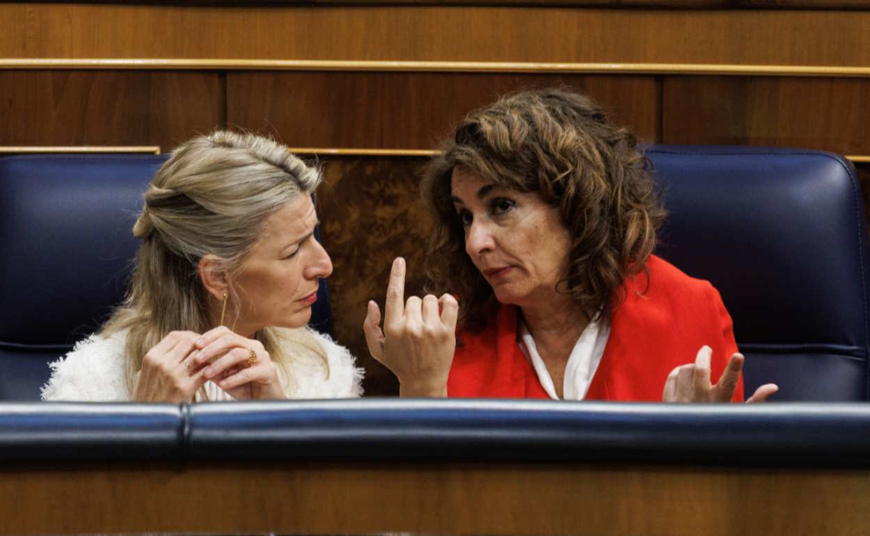 Yolanda Díaz y María Jesús Montero durante una sesión en el Congreso de los Diputados. EP