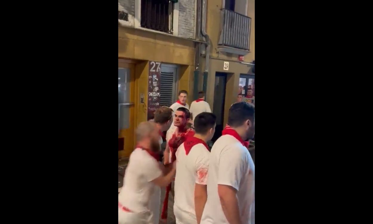 Imágenes de la pelea nocturna en San Fermín. Redes sociales.