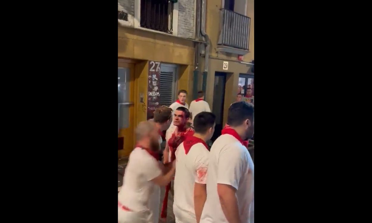 Imágenes de la pelea nocturna en San Fermín. Redes sociales.