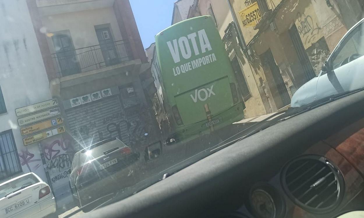 Un autobús de Vox provoca el caos en Cáceres. Redes sociales