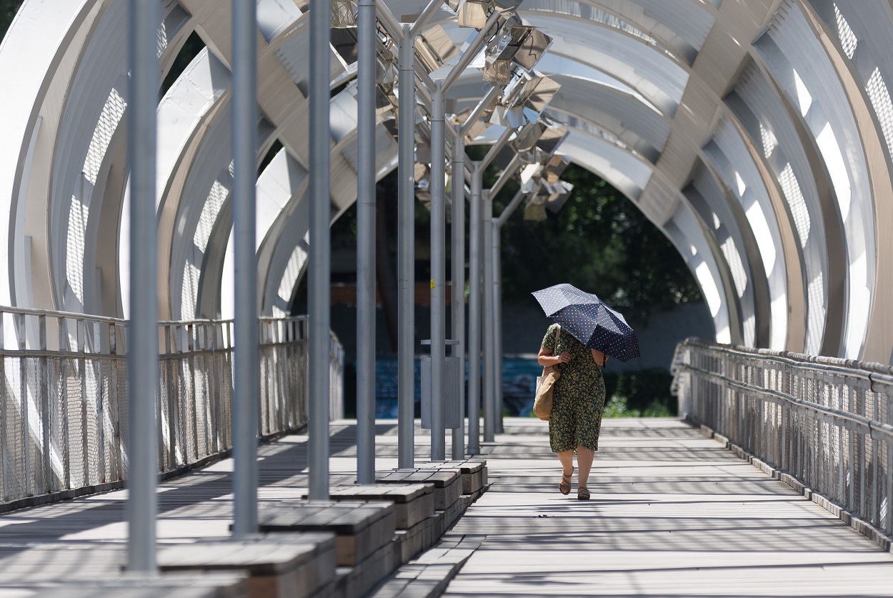 Una mujer se cubre del sol con un paraguas en Madrid Río, a 11 de julio de 2023.  Eduardo Parra / Europa Press
