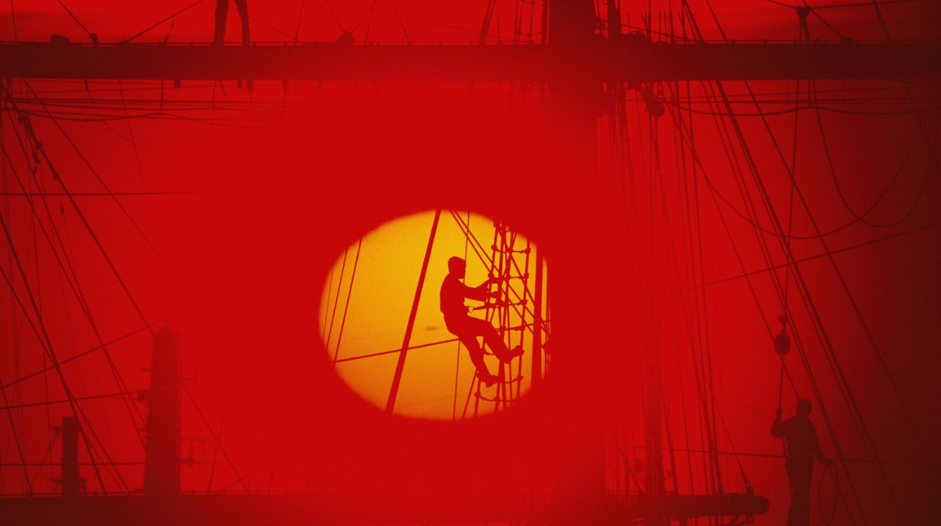 Un marinero trepa por la jarcia de un barco al caer el sol. Buenos Aires, Argentina. © Bruce Dale  National Geographic