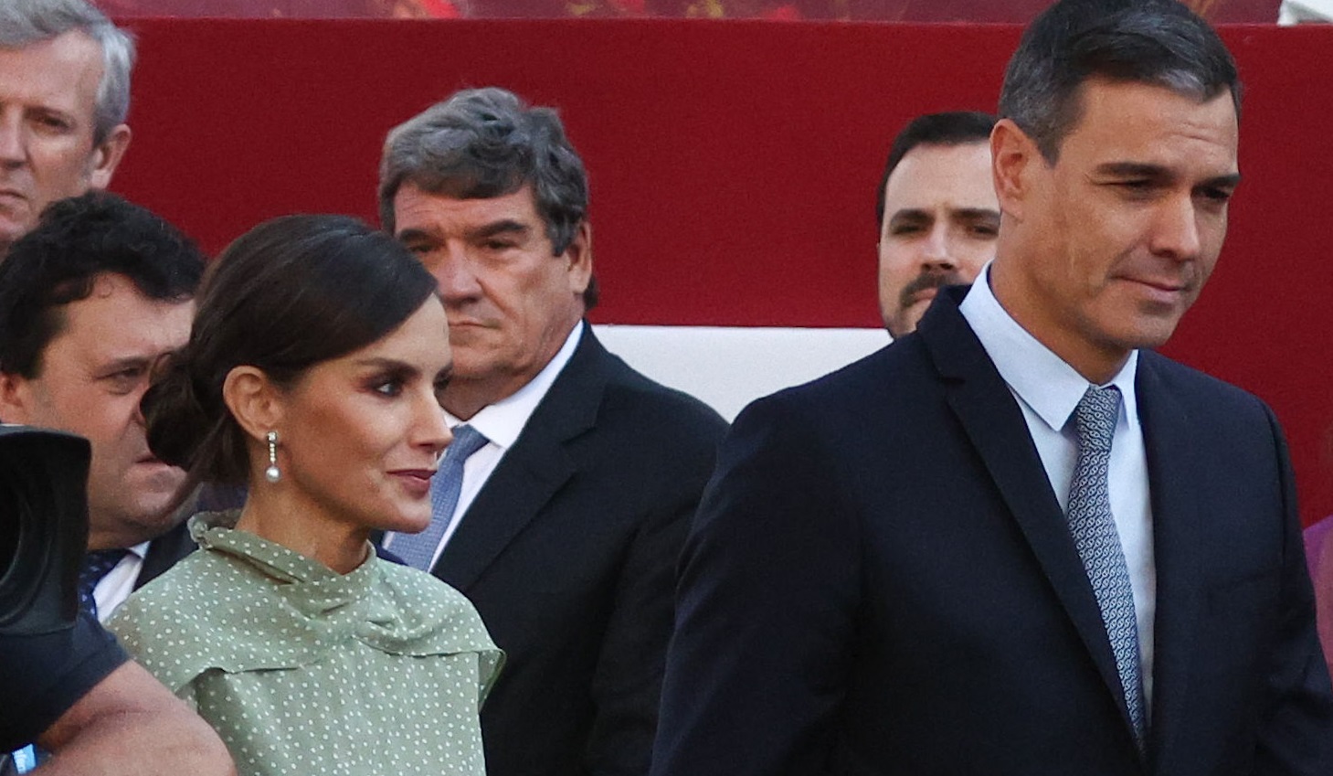 La reina Letizia y Pedro Sánchez en el desfile del 12 de octubre. Europa Press.