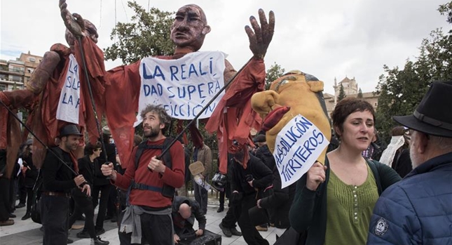 'La cultura no es un delito' o 'Somos artistas no terroristas' voces a favor de los titiriteros de Madrid