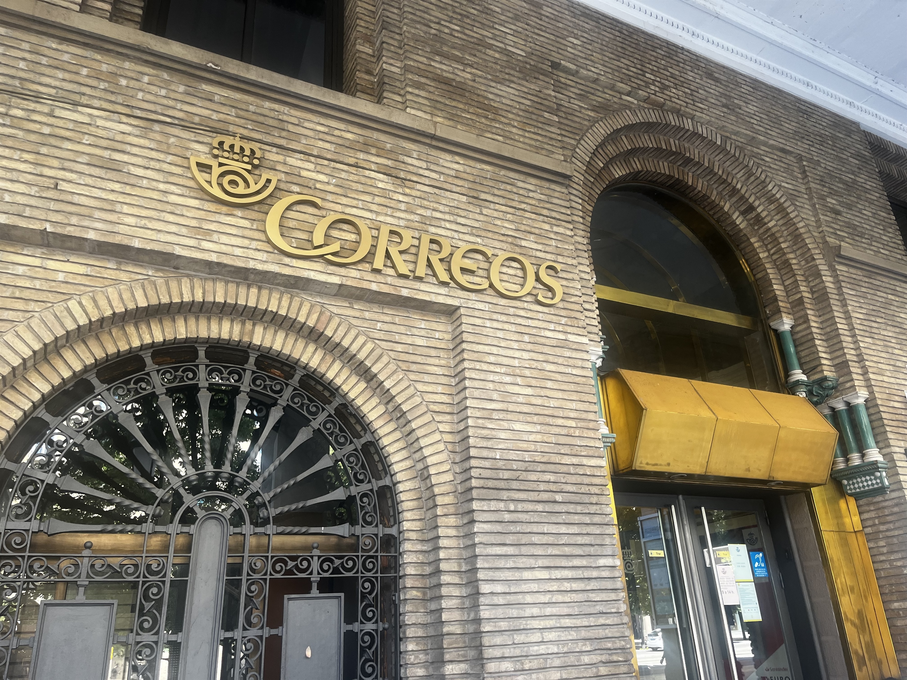 Entrada a la oficina de Correos en el paseo de Independencia de Zaragoza.