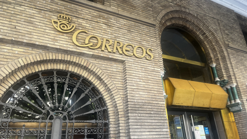 Entrada a la oficina de Correos en el paseo de Independencia de Zaragoza.