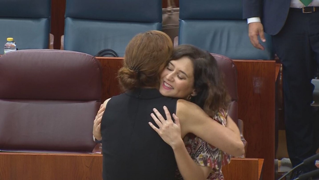 Ayuso recibe muestras de cariño por parte de sus compañeros de oposición minutos antes de comenzar el Pleno de la Asamblea. Twitter 