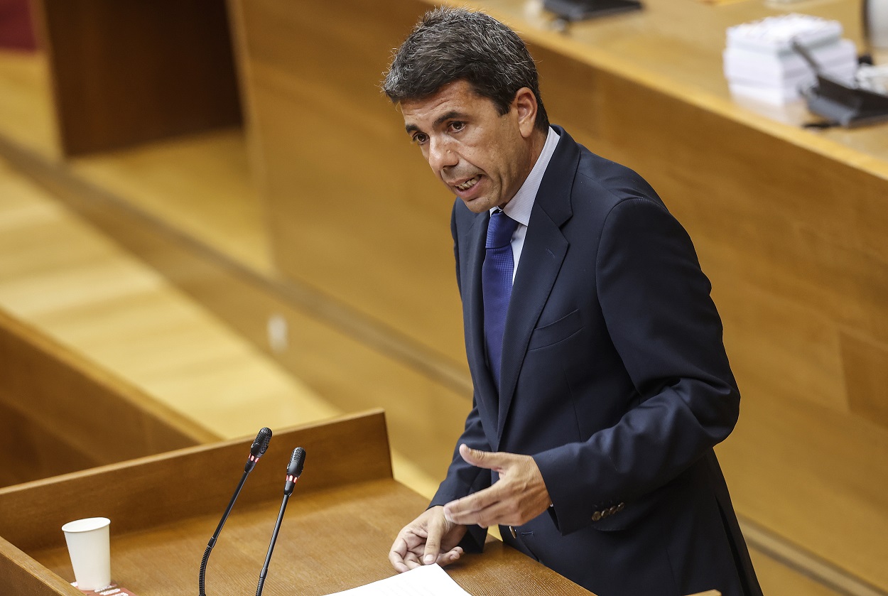 El nuevo presidente de la Generalitat valenciana, Carlos Mazón, durante el pleno de su investidura. EP