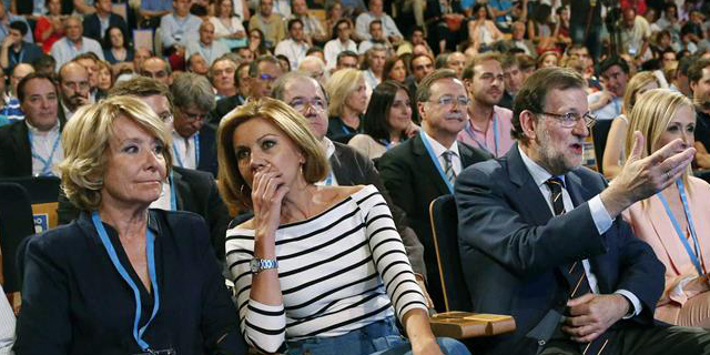 Esperanza Aguirre y María Dolores de Cospedal conversan durante un acto público, con Mariano Rajoy y Cifuentes al lado.