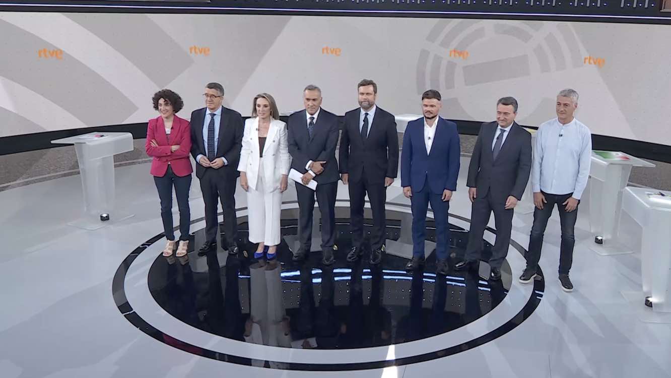 Portavoces posando antes de comenzar el debate en RTVE