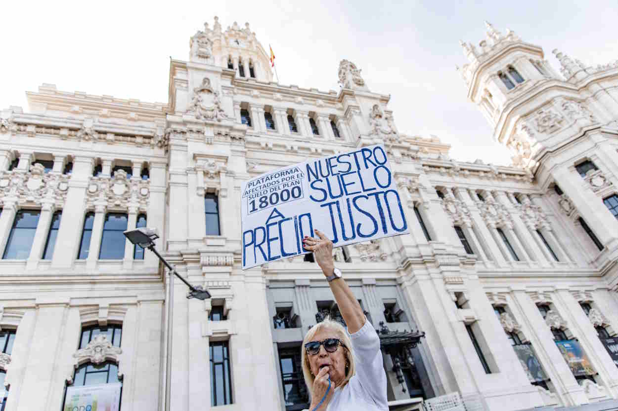 Una mujer se manifiesta en Madrid por los precios de la vivienda. EP