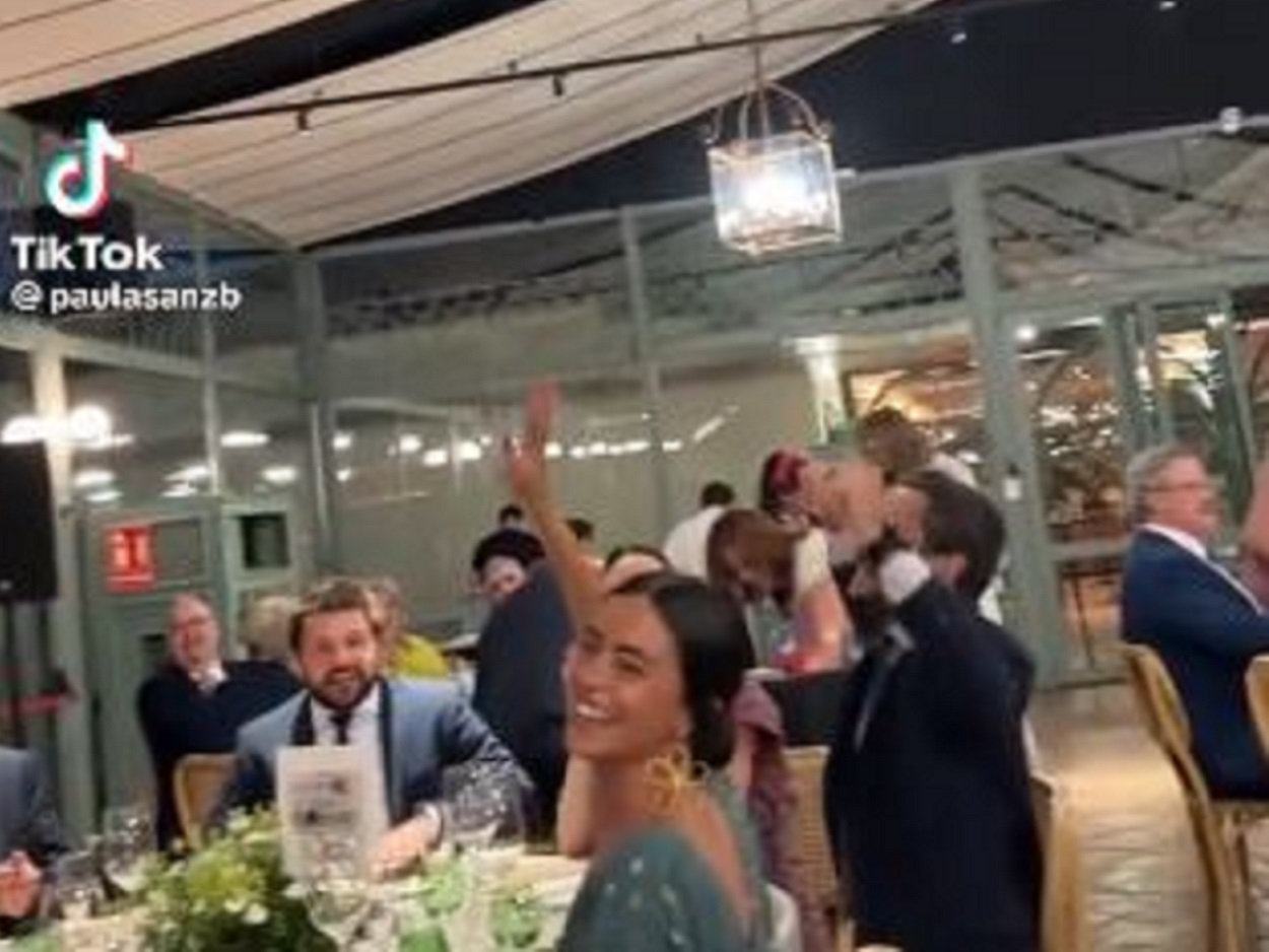 Así reciben a los novios en el convite de bodas. Twitter @TirodeGraciah