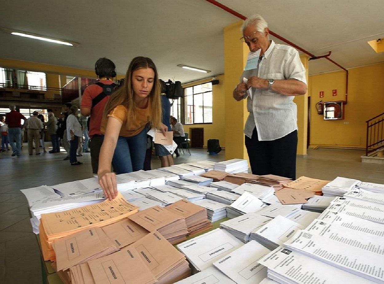 Una persona votando. EP
