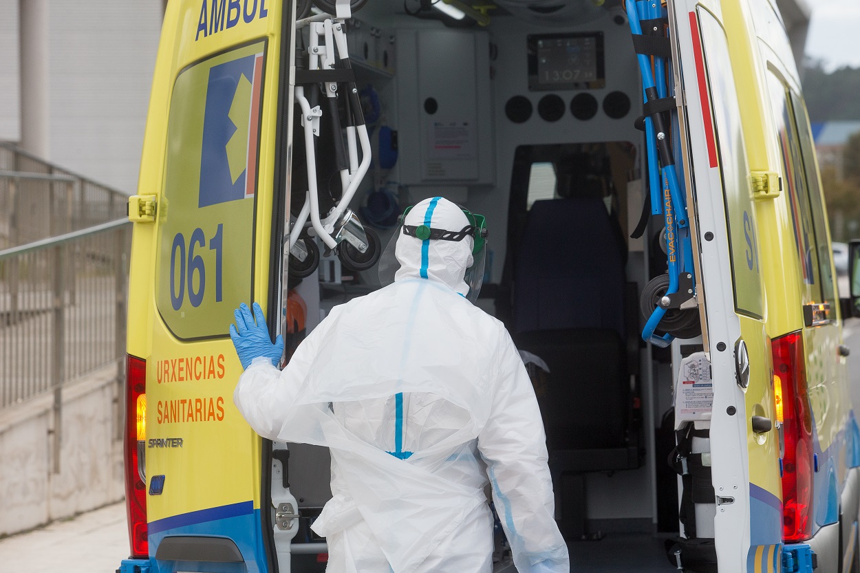 Imagen de recurso de un trabajador sanitario subiendo a una ambulancia en Galicia. EP.