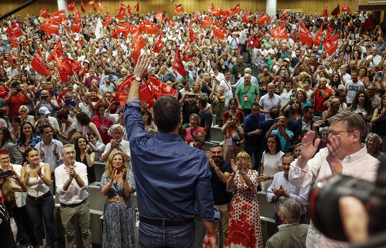 El secretario general del PSOE y presidente del Gobierno de España, y candidato a la reelección, Pedro Sánchez, saluda a su llegada a un mitin electoral en el Palacio de Congresos, a 15 de julio de 2023, en Valencia. Rober Solsona / Europa Press.