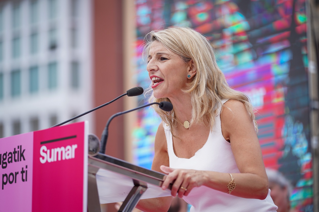 La líder de Sumar y vicepresidenta segunda y ministra de Trabajo y Economía Social, Yolanda Díaz, interviene en un acto de campaña, en plaza Burulleria, a 15 de julio de 2023, en Vitoria Gasteiz. Iñaki Berasaluce / Europa Press. 