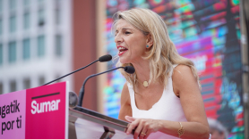 La líder de Sumar y vicepresidenta segunda y ministra de Trabajo y Economía Social, Yolanda Díaz, interviene en un acto de campaña, en plaza Burulleria, a 15 de julio de 2023, en Vitoria Gasteiz. Iñaki Berasaluce / Europa Press. 