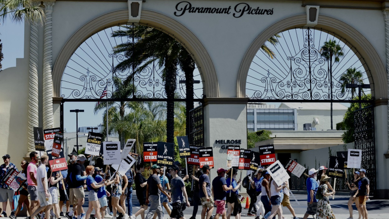 Miembros del Sindicato de Actores de la Pantalla-Federación Estadounidense de Artistas de Radio y Televisión (SAG-AFTRA) se manifiestan en Hollywood, Los Ángeles, Estados Unidos, el 14 de julio de 2023.