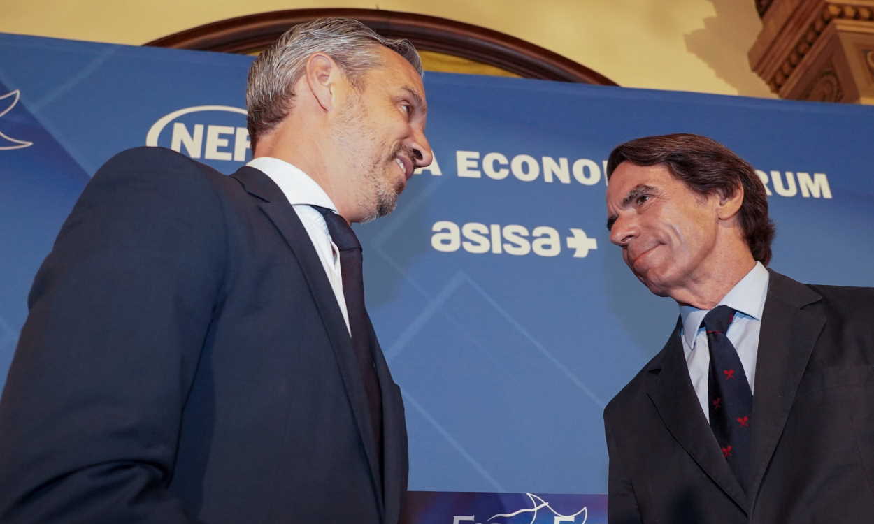 Juan Bravo, vicesecretario general de Economía del PP, junto al expresidente Aznar. EP.