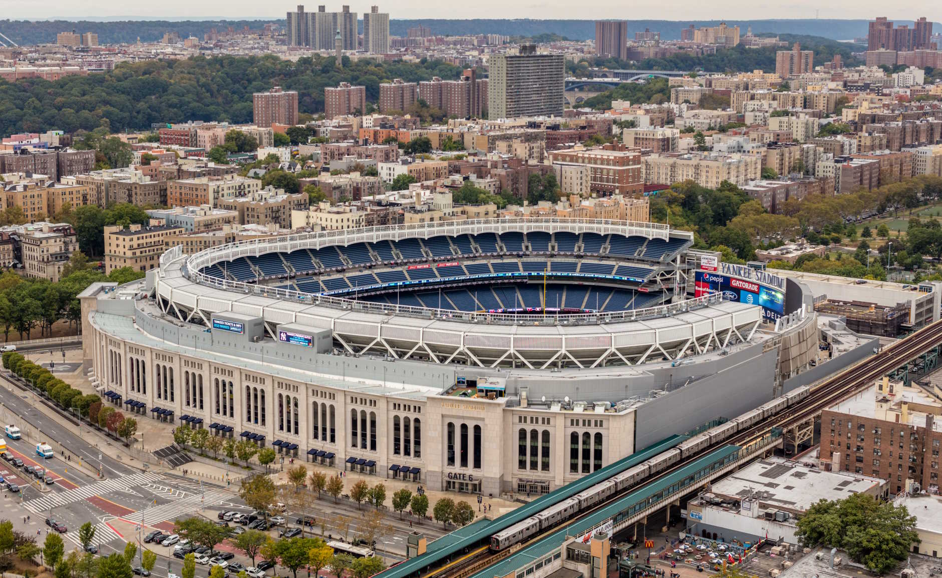 Yankee Stadium evoca el antiguo estadio, que esta año habría cumplido su centenario