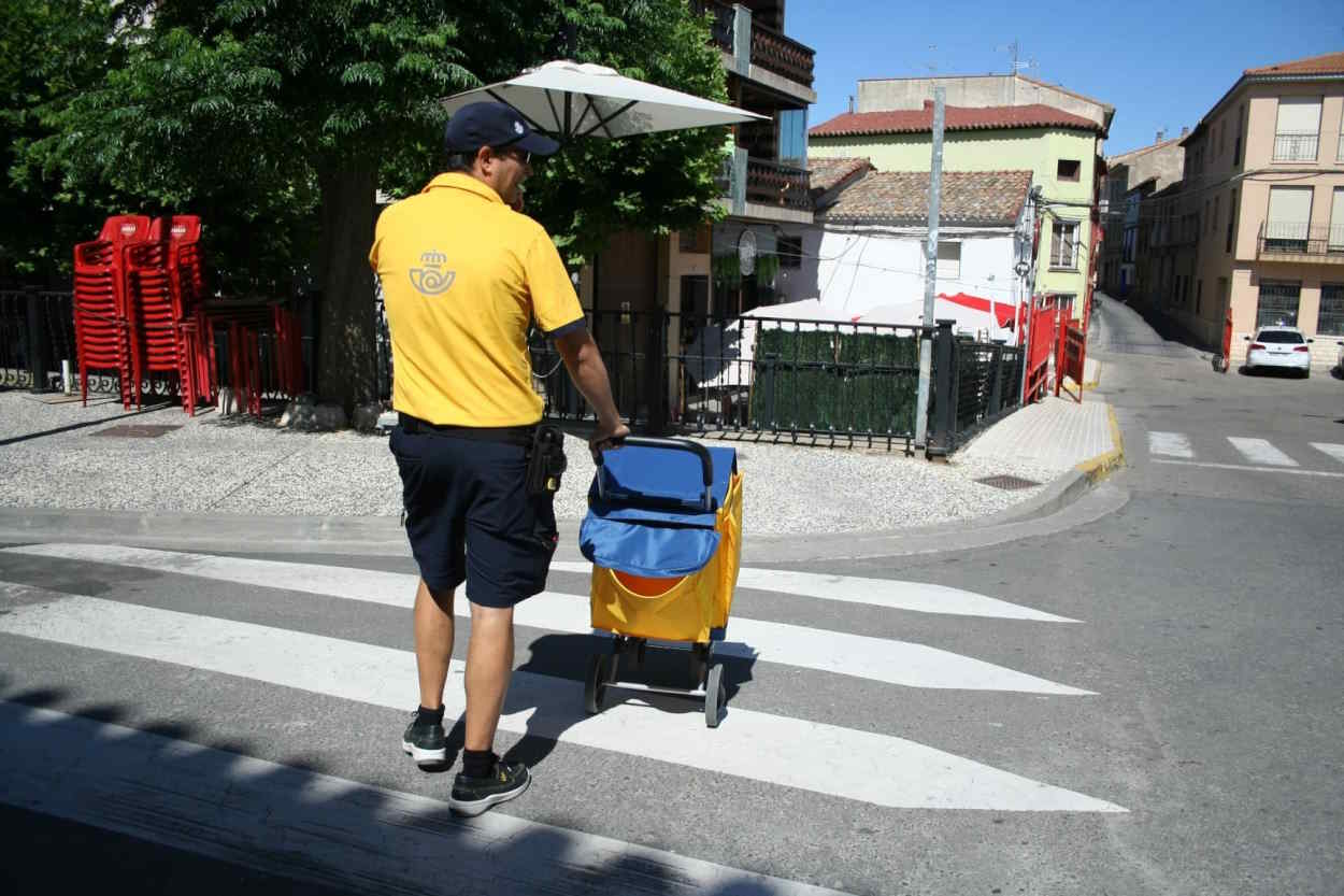 Un cartero de Correos en una imagen de archivo. EP