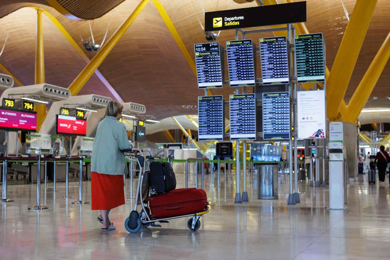 Una mujer en la terminal 4 del aeropuerto Madrid Barajas. EP