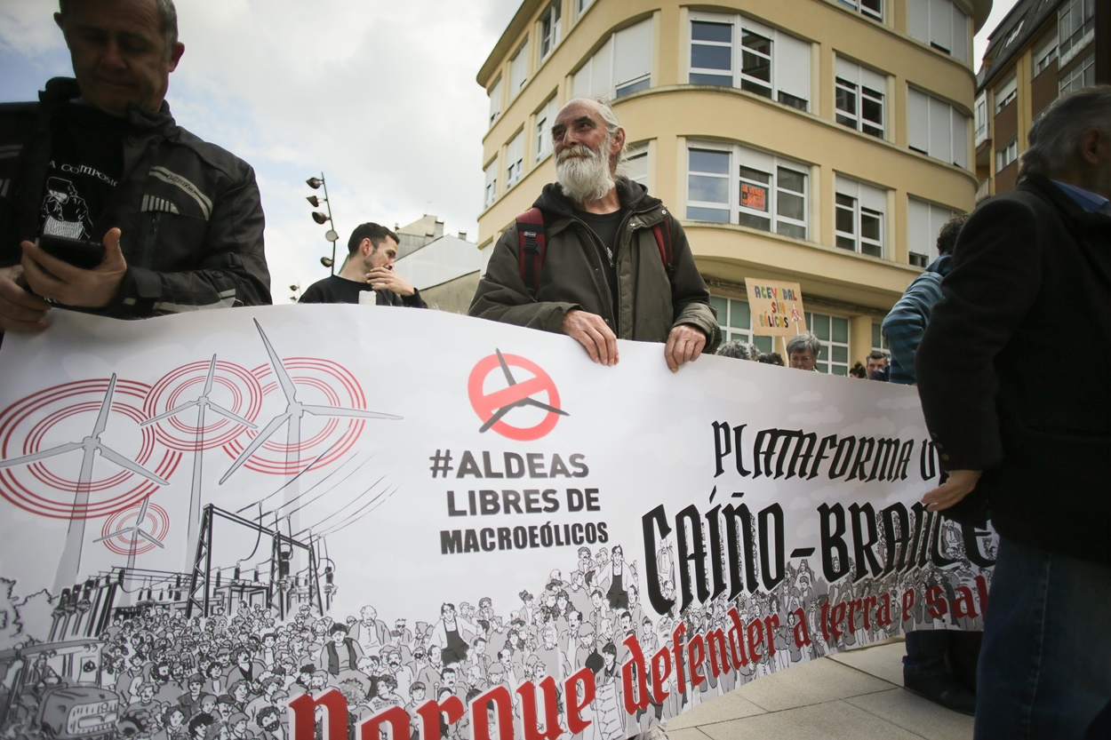 Imagen de una marcha anti parque eólicos celebrada en mayo en Lugo (Foto: Europa Press).